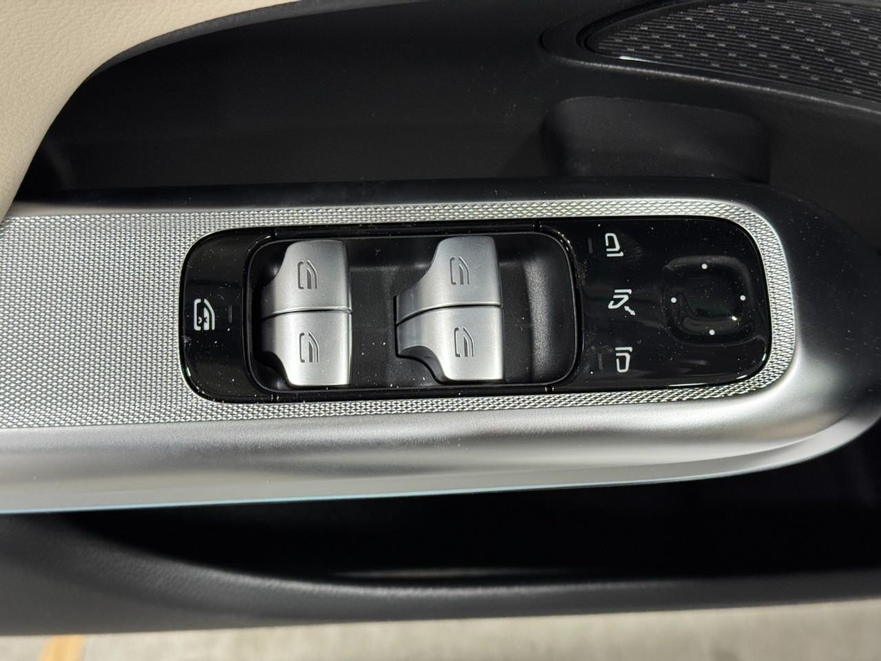 Mercedes-Benz E-Class Vehicle Full-screen Gallery Image 24