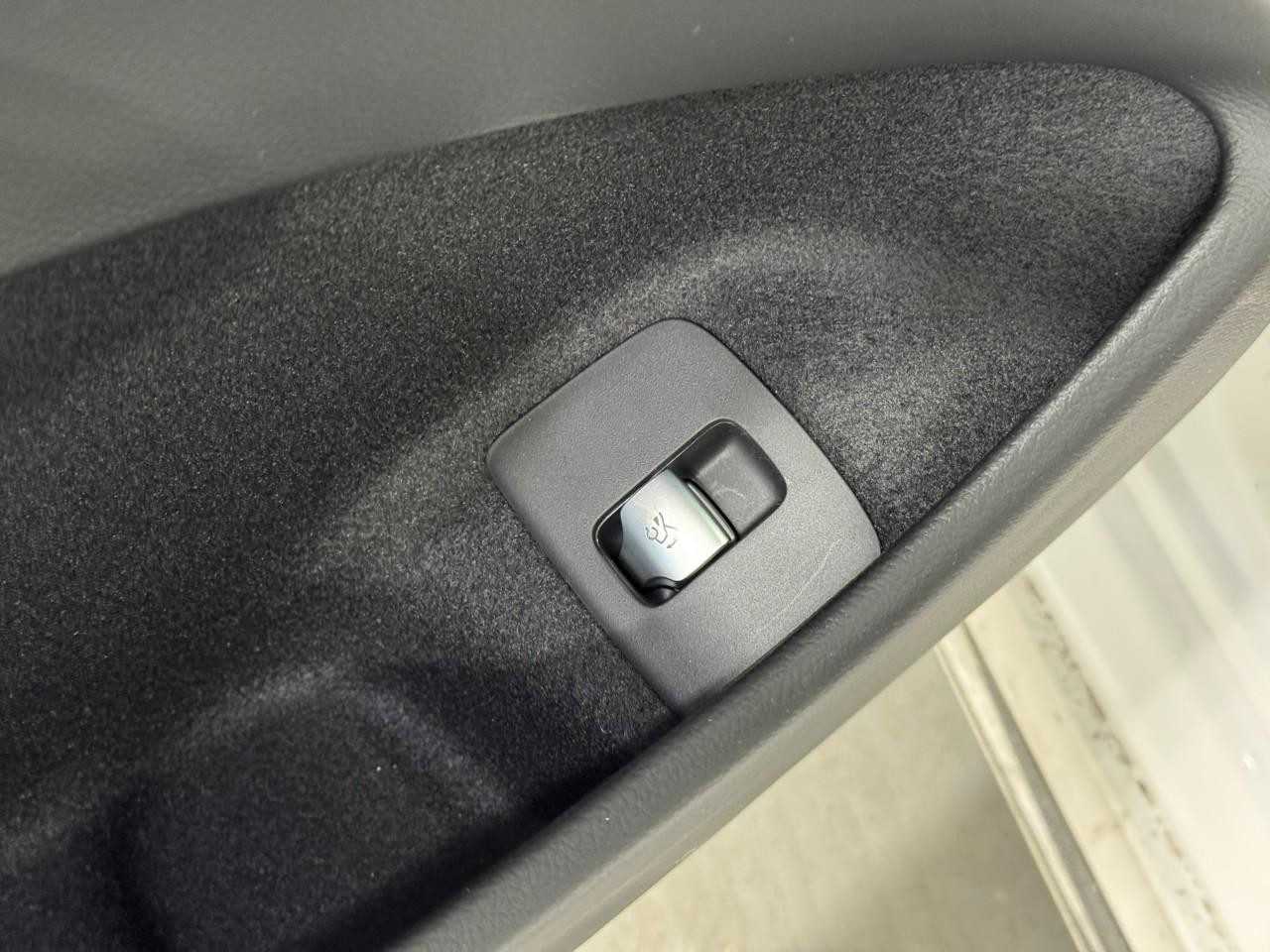 Mercedes-Benz E-Class Vehicle Full-screen Gallery Image 25