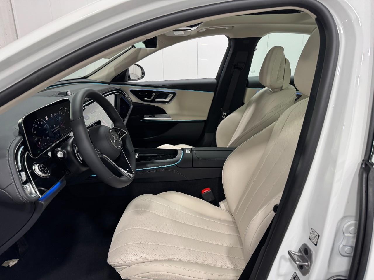 Mercedes-Benz E-Class Vehicle Full-screen Gallery Image 26