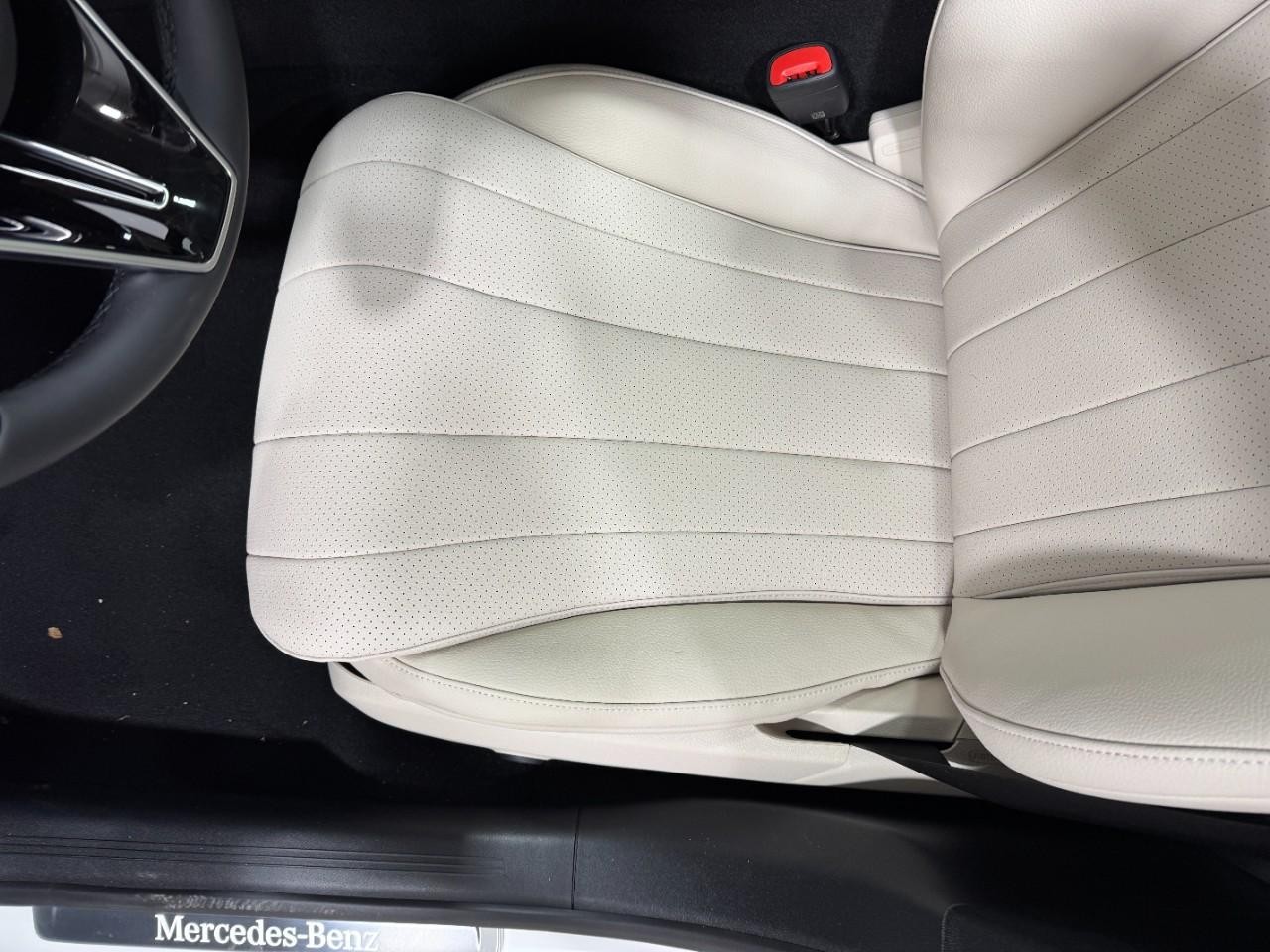 Mercedes-Benz E-Class Vehicle Full-screen Gallery Image 27