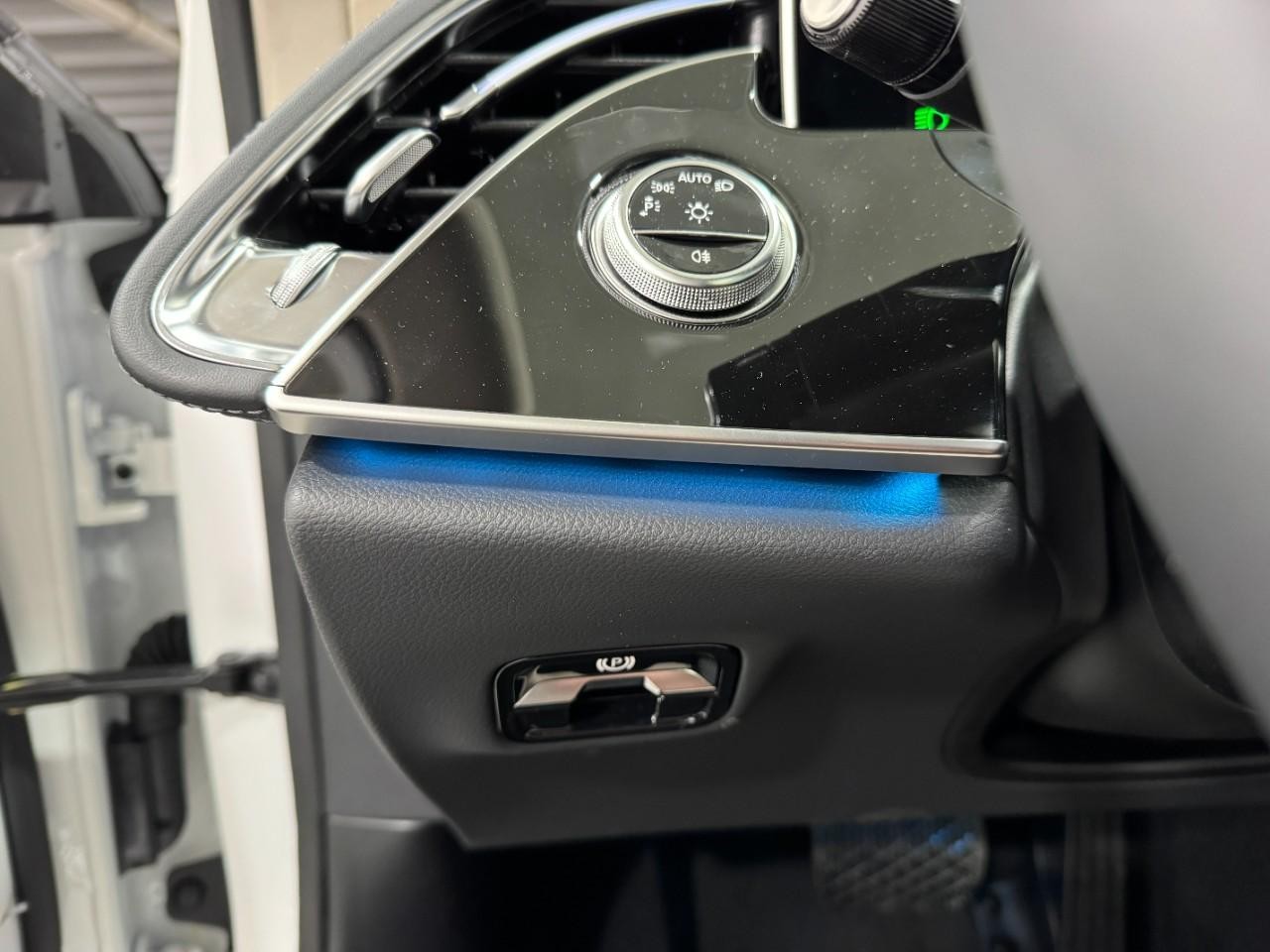 Mercedes-Benz E-Class Vehicle Full-screen Gallery Image 29