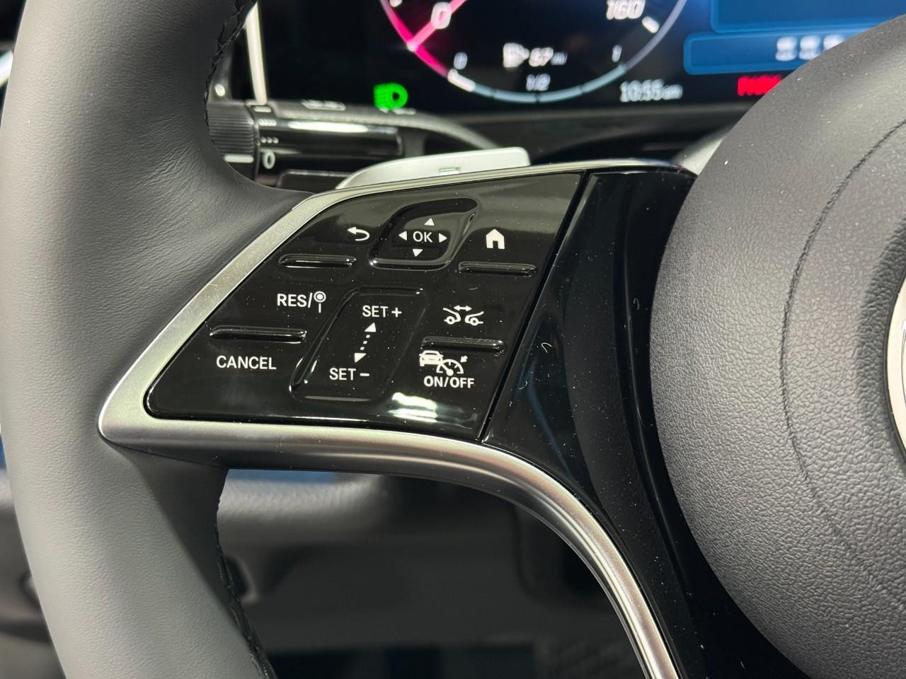 Mercedes-Benz E-Class Vehicle Full-screen Gallery Image 30