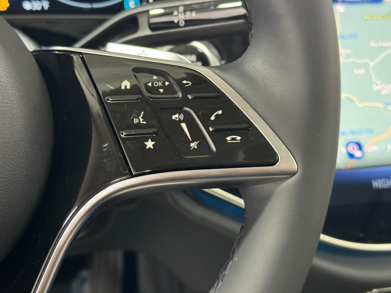 Mercedes-Benz E-Class Vehicle Full-screen Gallery Image 31