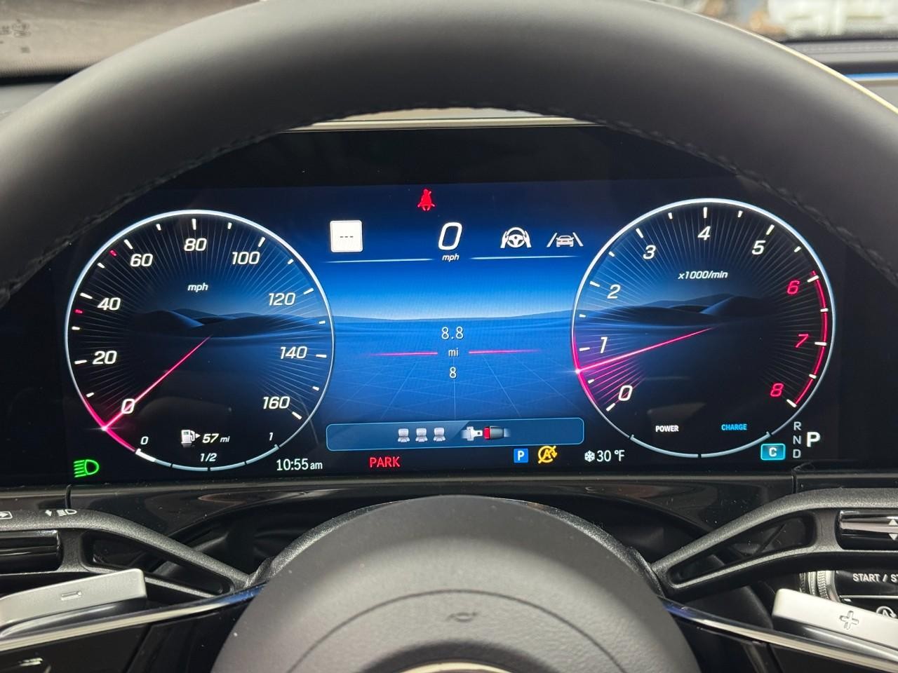 Mercedes-Benz E-Class Vehicle Full-screen Gallery Image 32