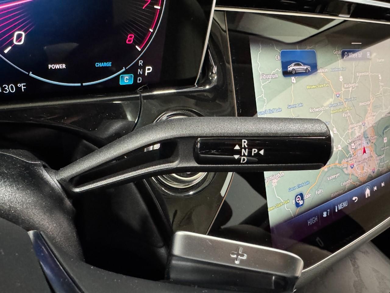 Mercedes-Benz E-Class Vehicle Full-screen Gallery Image 33