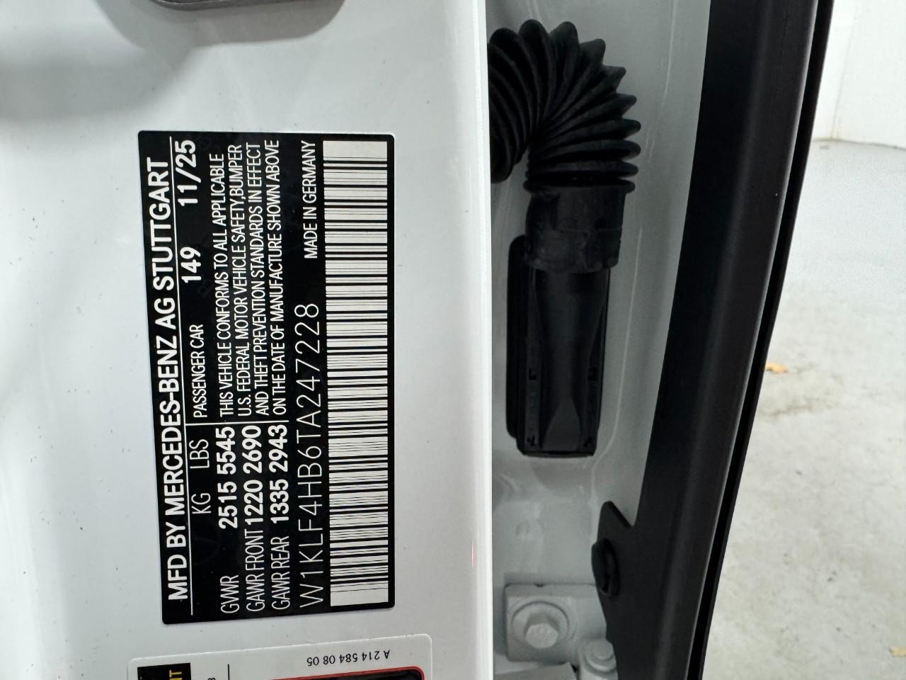 Mercedes-Benz E-Class Vehicle Full-screen Gallery Image 35