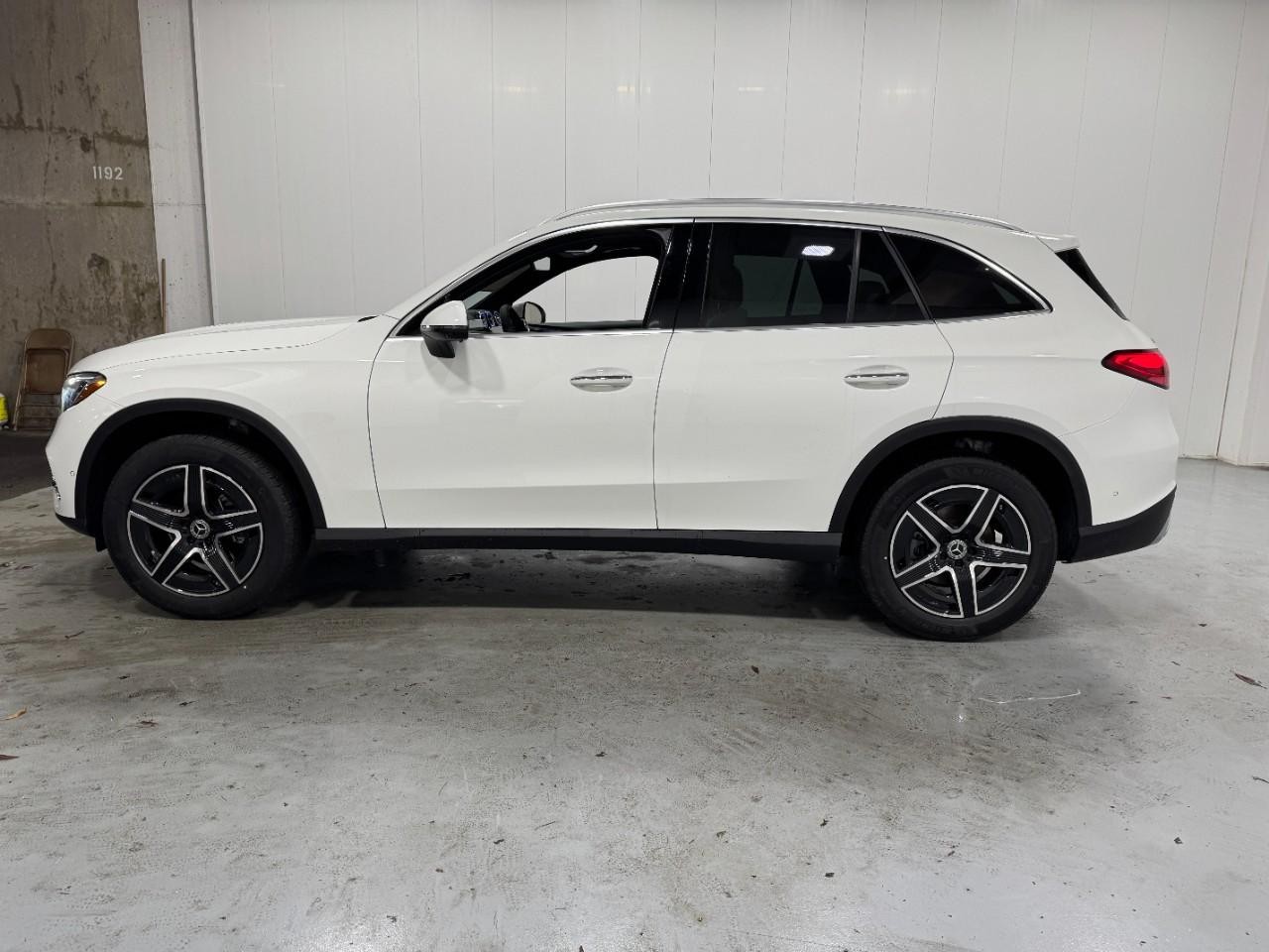 Mercedes-Benz GLC Vehicle Full-screen Gallery Image 2