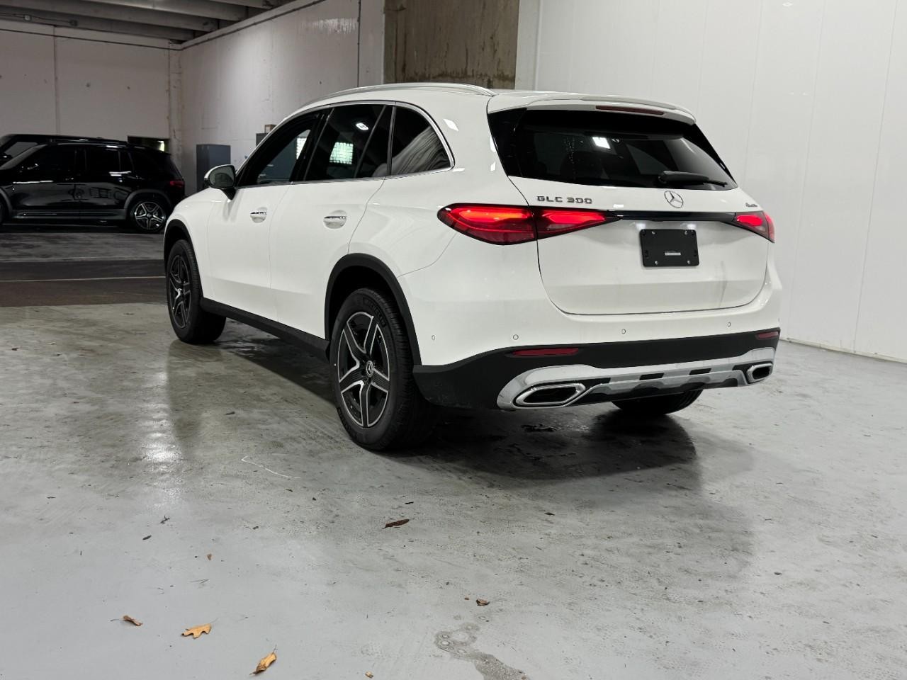 Mercedes-Benz GLC Vehicle Full-screen Gallery Image 3