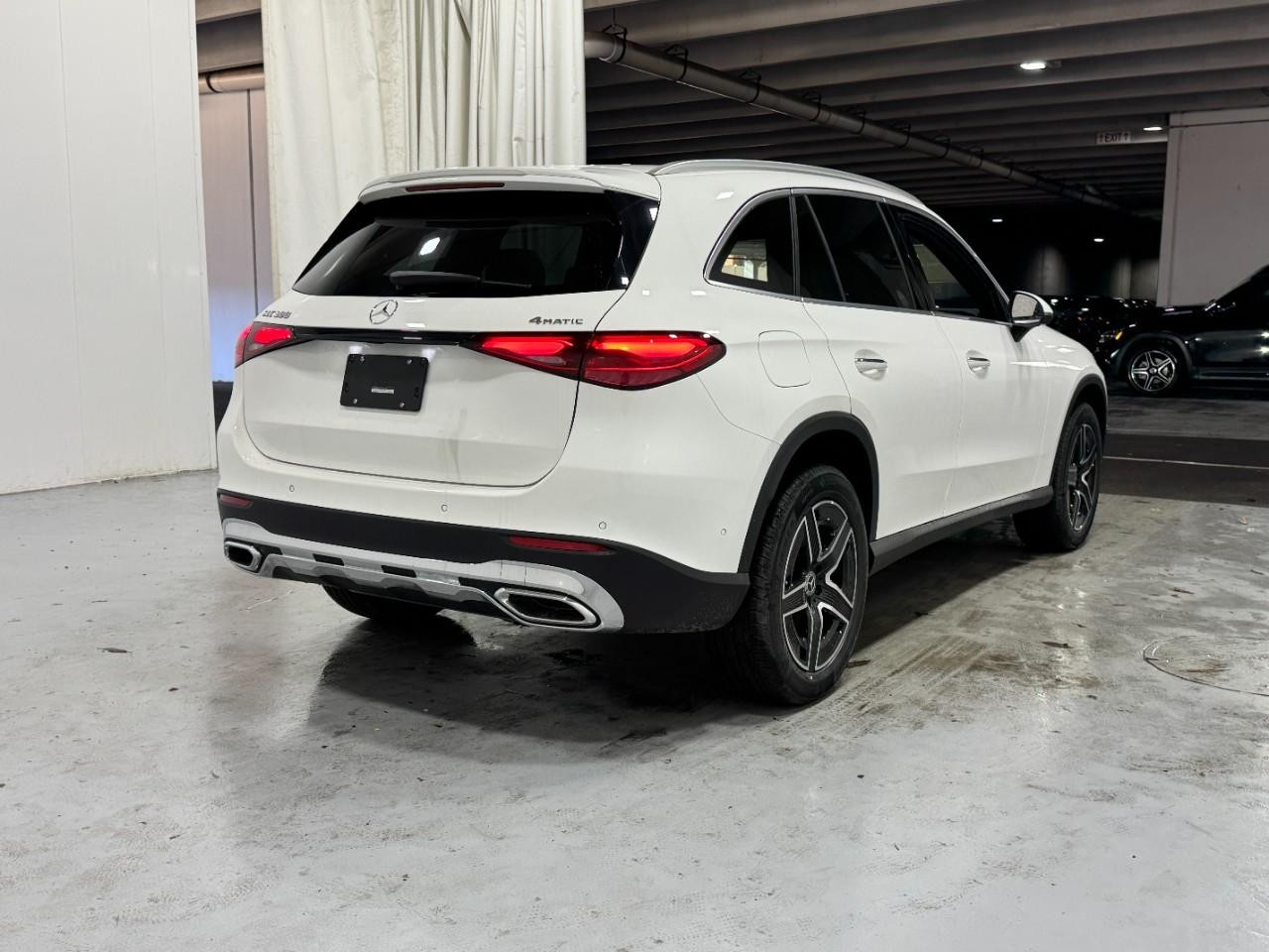 Mercedes-Benz GLC Vehicle Full-screen Gallery Image 4