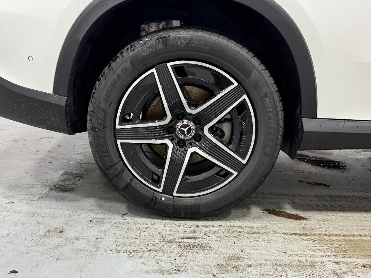 Mercedes-Benz GLC Vehicle Full-screen Gallery Image 5