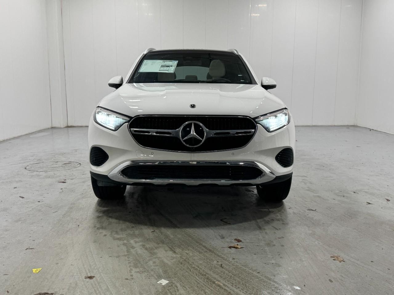 Mercedes-Benz GLC Vehicle Full-screen Gallery Image 7