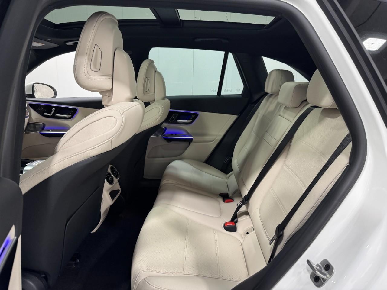 Mercedes-Benz GLC Vehicle Full-screen Gallery Image 8