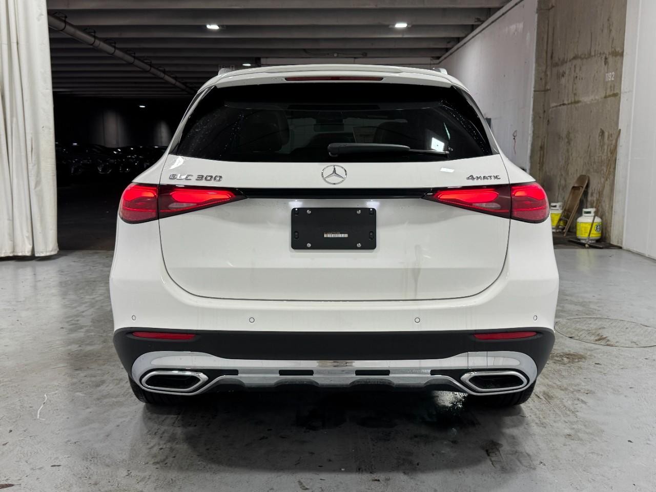 Mercedes-Benz GLC Vehicle Full-screen Gallery Image 9