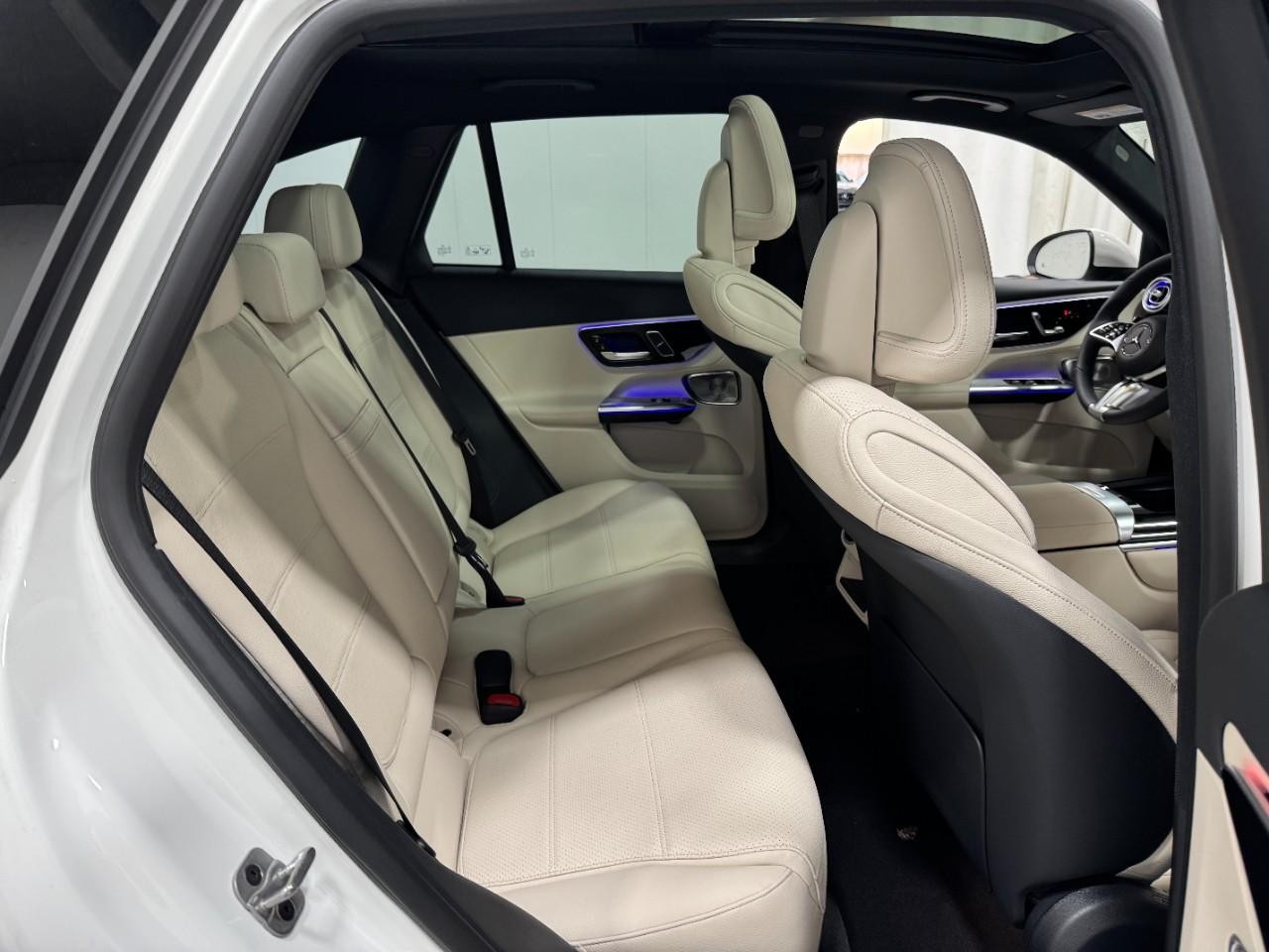 Mercedes-Benz GLC Vehicle Full-screen Gallery Image 10