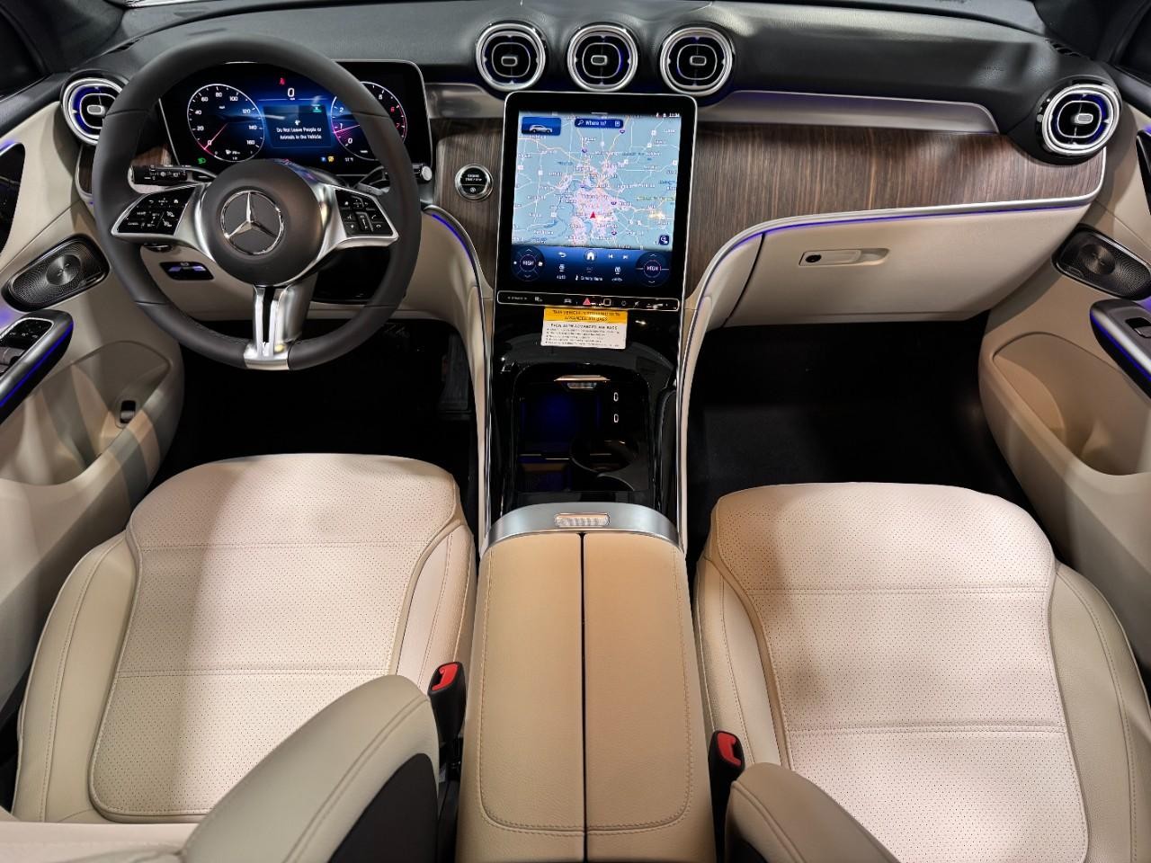 Mercedes-Benz GLC Vehicle Full-screen Gallery Image 12