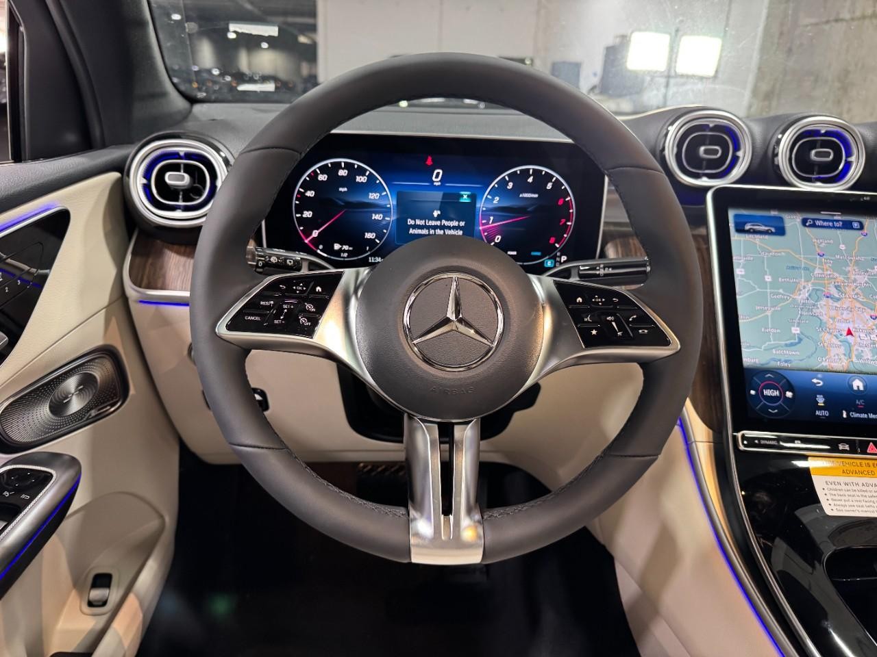 Mercedes-Benz GLC Vehicle Full-screen Gallery Image 13