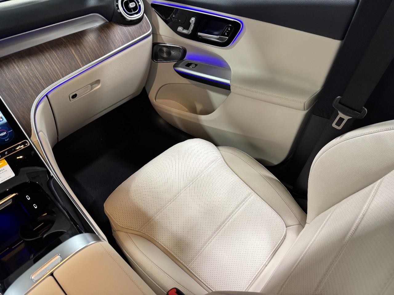 Mercedes-Benz GLC Vehicle Full-screen Gallery Image 15