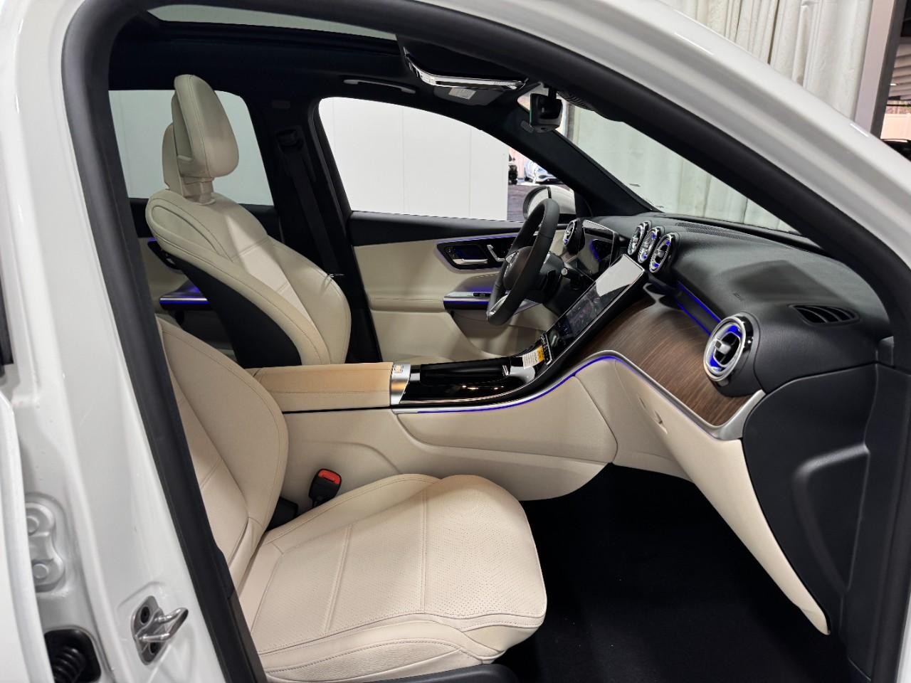 Mercedes-Benz GLC Vehicle Full-screen Gallery Image 16