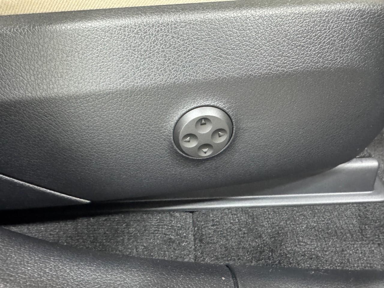 Mercedes-Benz GLC Vehicle Full-screen Gallery Image 18