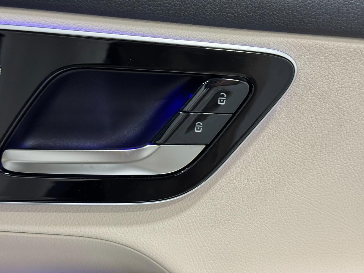 Mercedes-Benz GLC Vehicle Full-screen Gallery Image 20