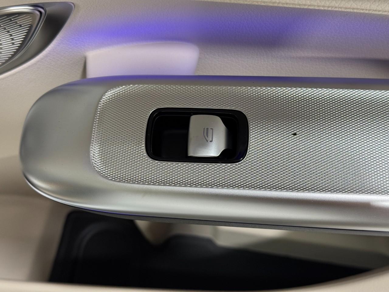 Mercedes-Benz GLC Vehicle Full-screen Gallery Image 21