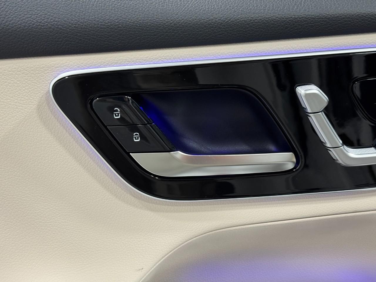 Mercedes-Benz GLC Vehicle Full-screen Gallery Image 23