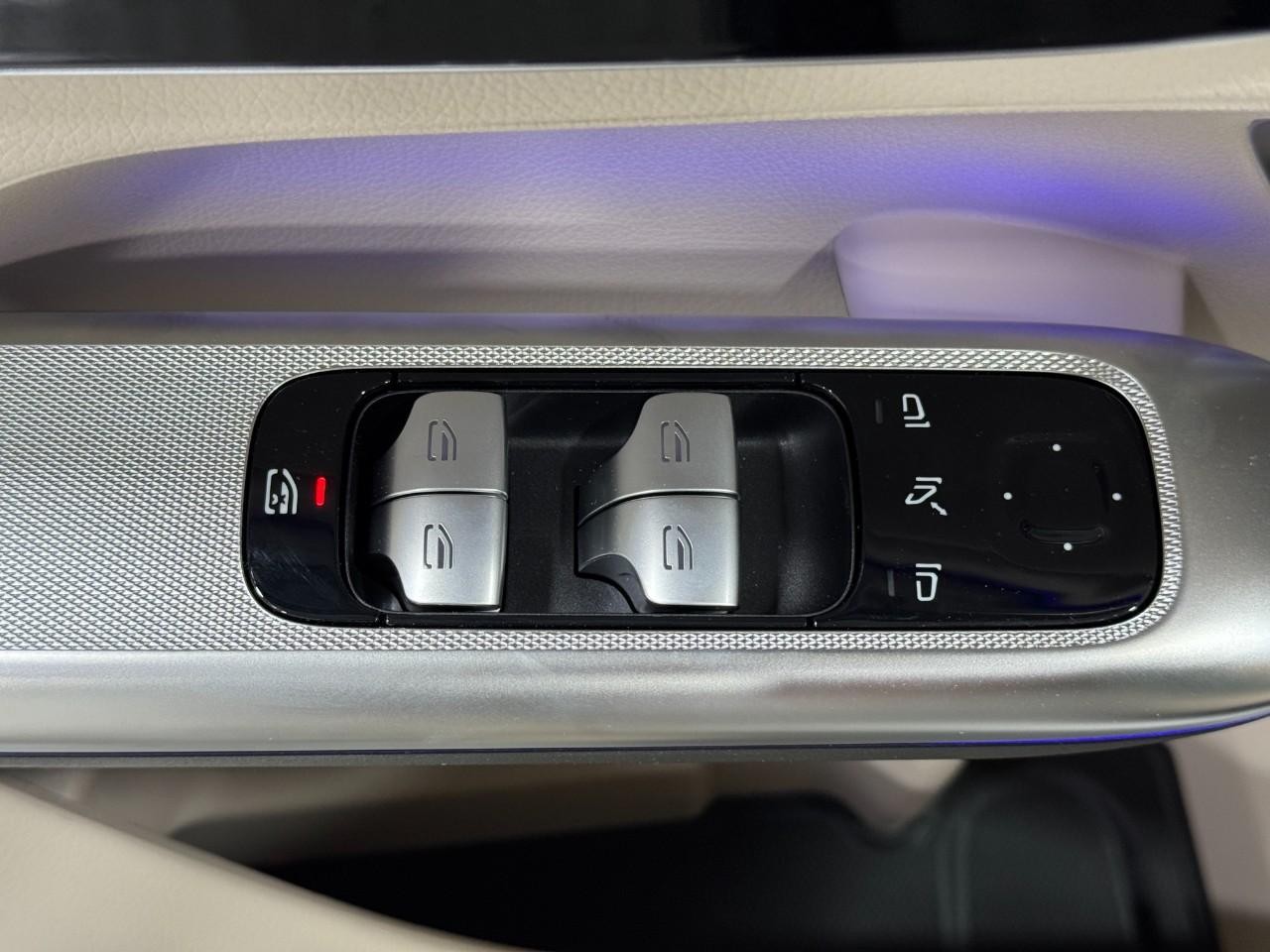 Mercedes-Benz GLC Vehicle Full-screen Gallery Image 24