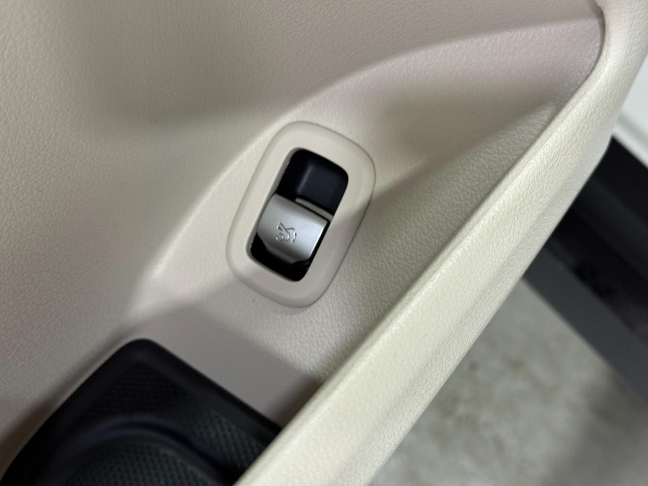 Mercedes-Benz GLC Vehicle Full-screen Gallery Image 26