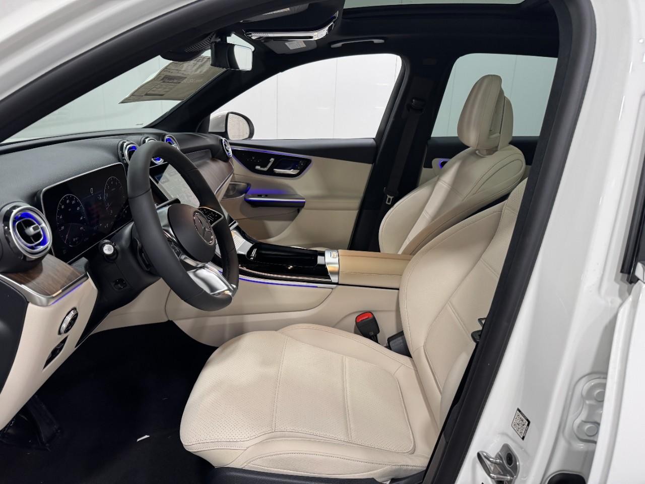 Mercedes-Benz GLC Vehicle Full-screen Gallery Image 27