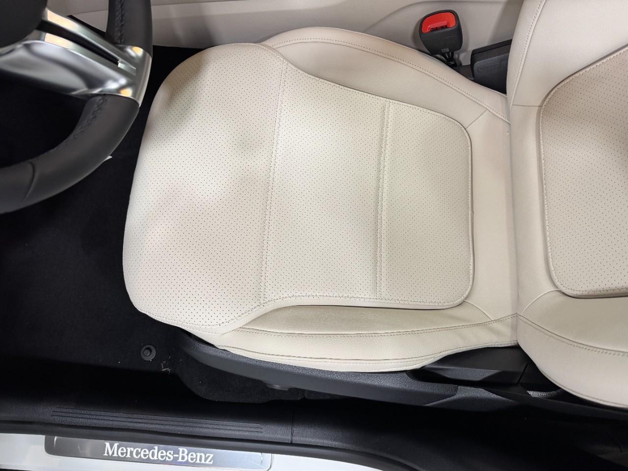 Mercedes-Benz GLC Vehicle Full-screen Gallery Image 28