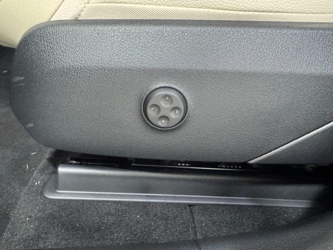 Mercedes-Benz GLC Vehicle Full-screen Gallery Image 29