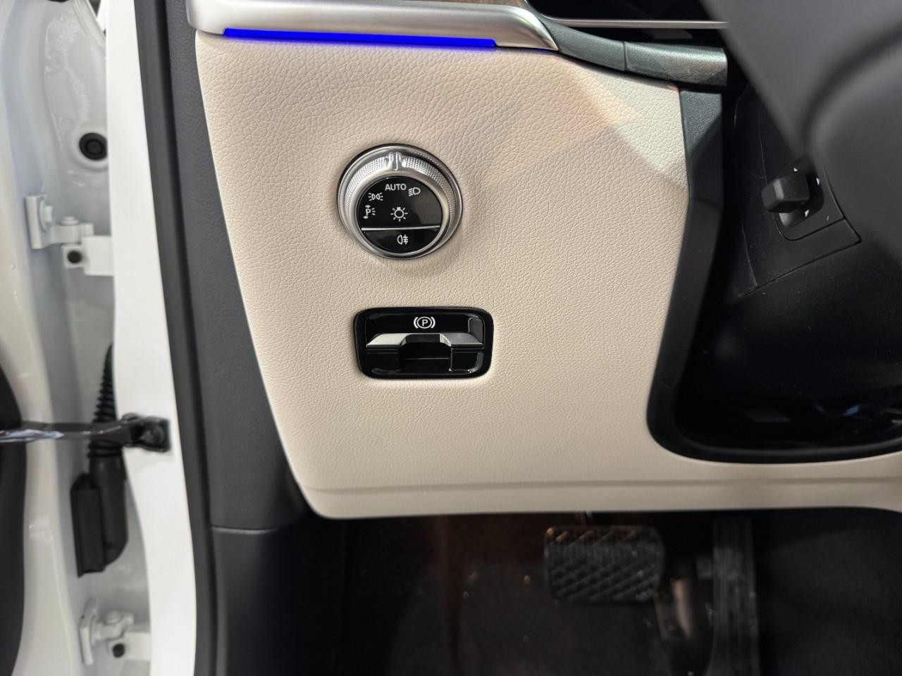 Mercedes-Benz GLC Vehicle Full-screen Gallery Image 30