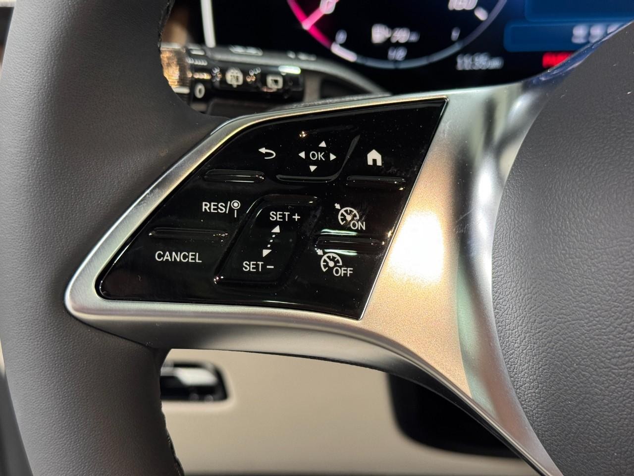 Mercedes-Benz GLC Vehicle Full-screen Gallery Image 31