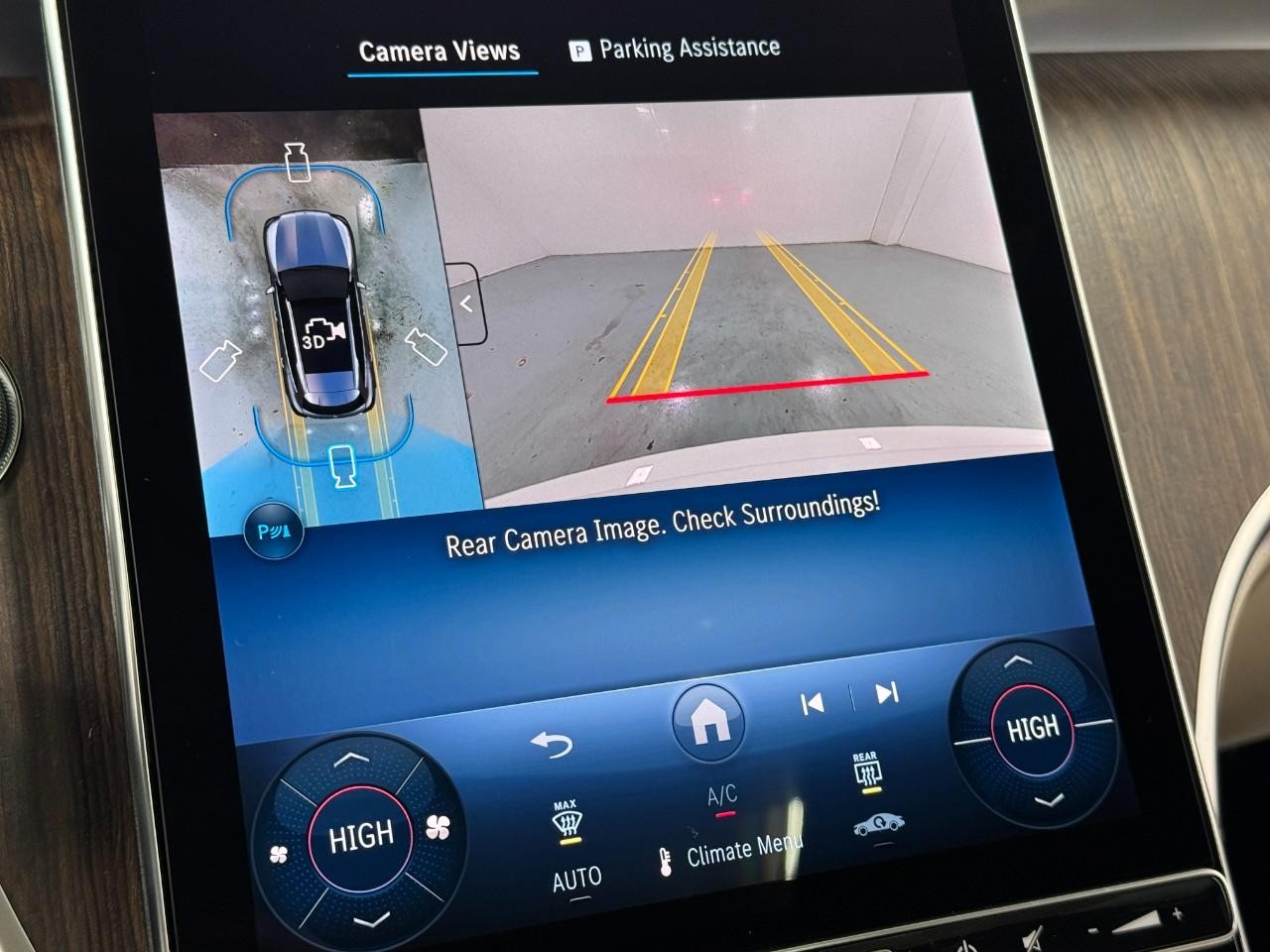 Mercedes-Benz GLC Vehicle Full-screen Gallery Image 35