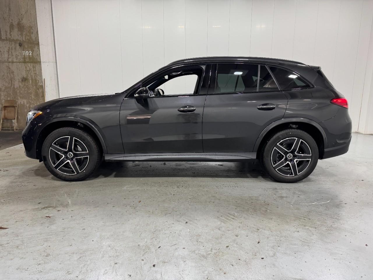 Mercedes-Benz GLC Vehicle Full-screen Gallery Image 2