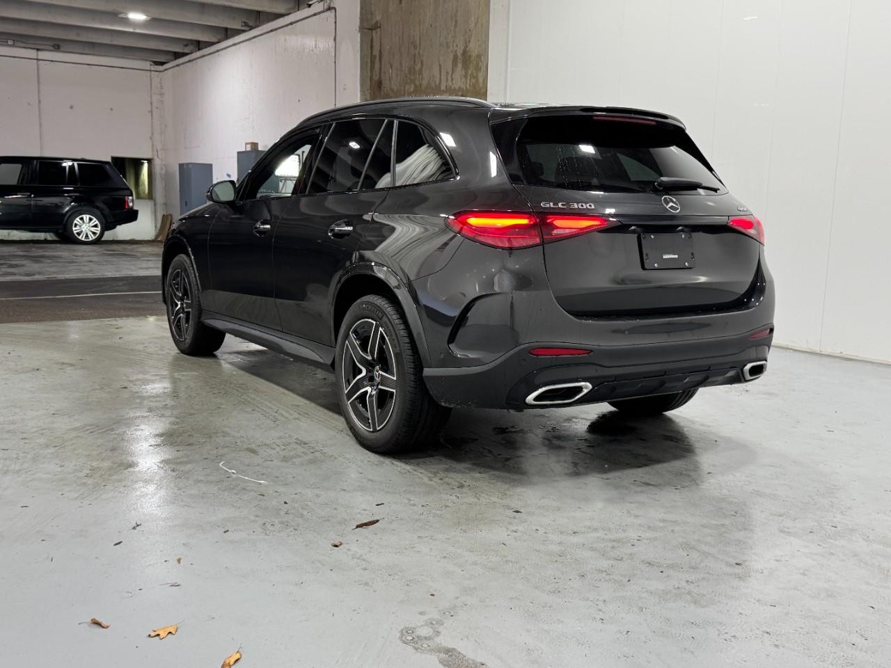 Mercedes-Benz GLC Vehicle Full-screen Gallery Image 3