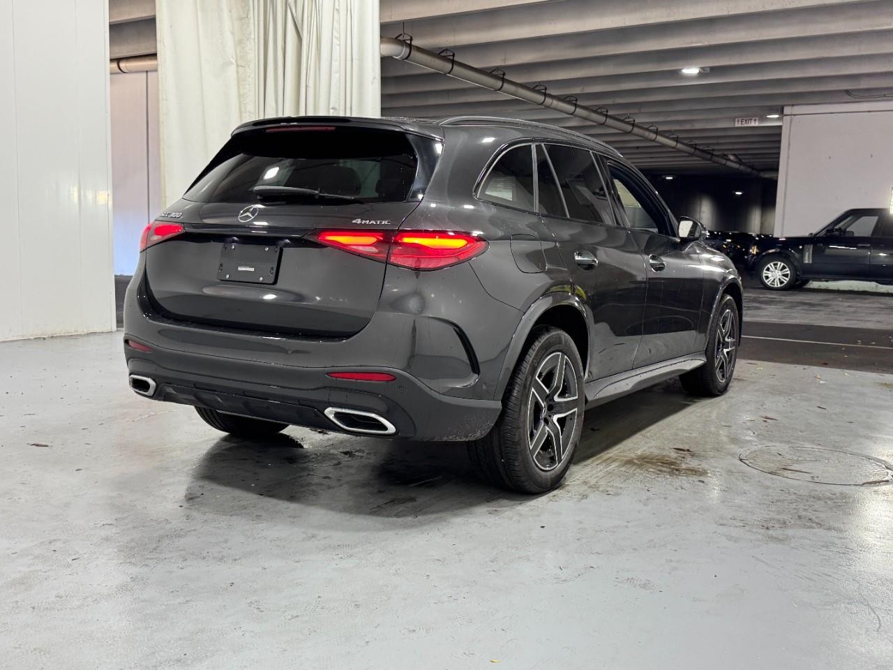 Mercedes-Benz GLC Vehicle Full-screen Gallery Image 4