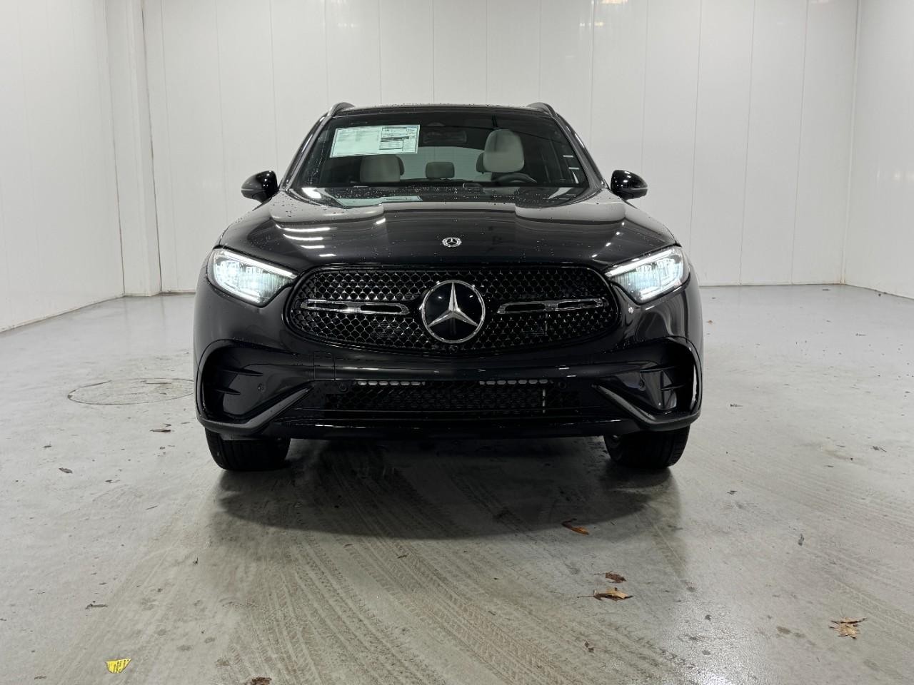 Mercedes-Benz GLC Vehicle Full-screen Gallery Image 7