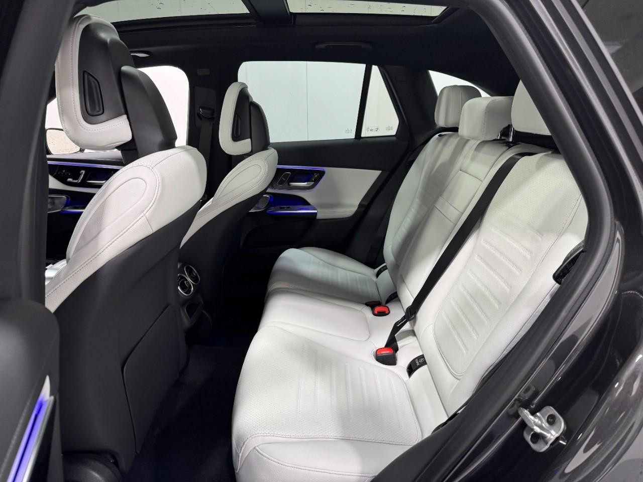 Mercedes-Benz GLC Vehicle Full-screen Gallery Image 8