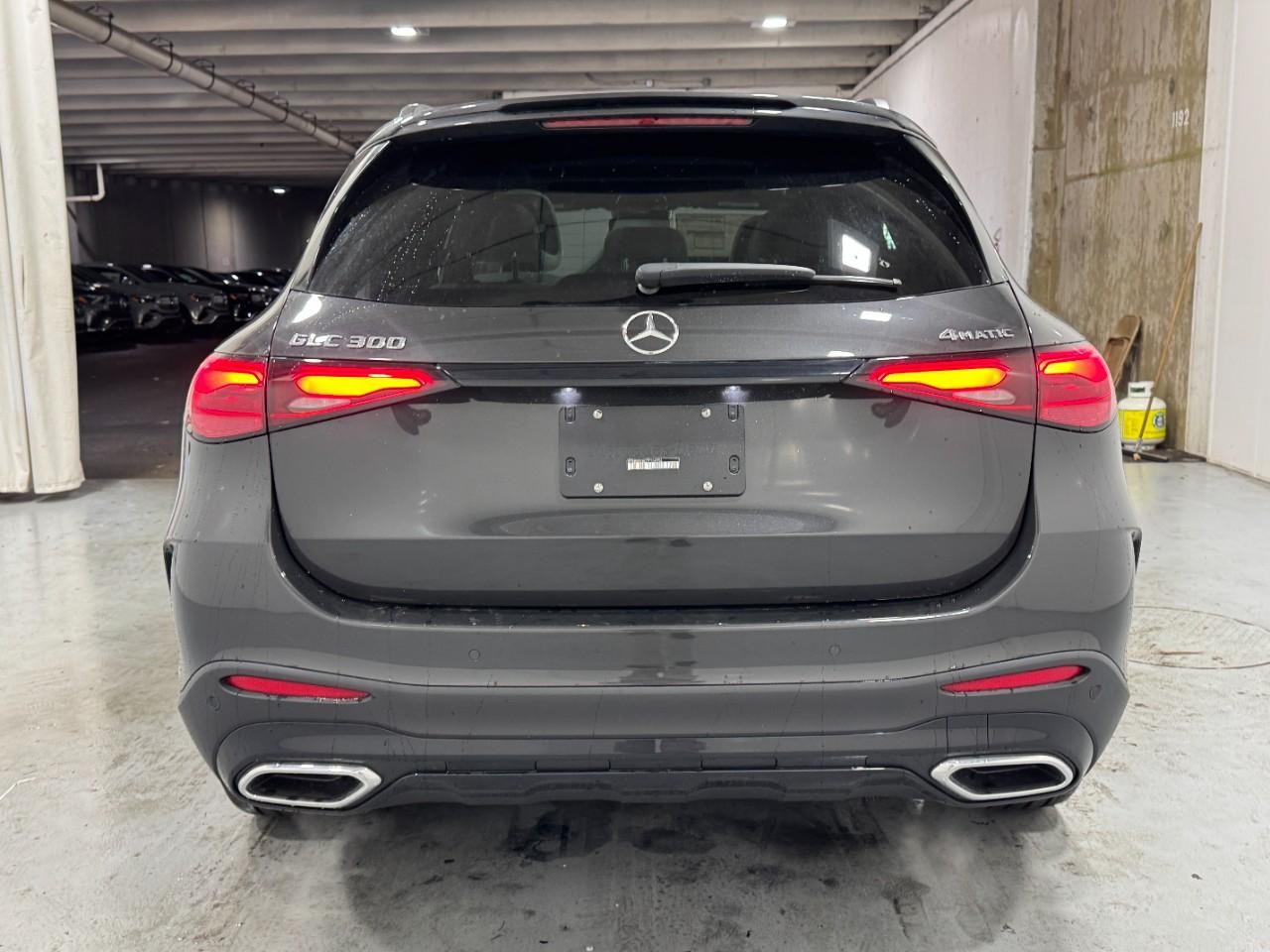 Mercedes-Benz GLC Vehicle Full-screen Gallery Image 9