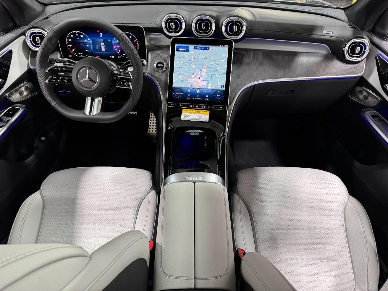 Mercedes-Benz GLC Vehicle Full-screen Gallery Image 12