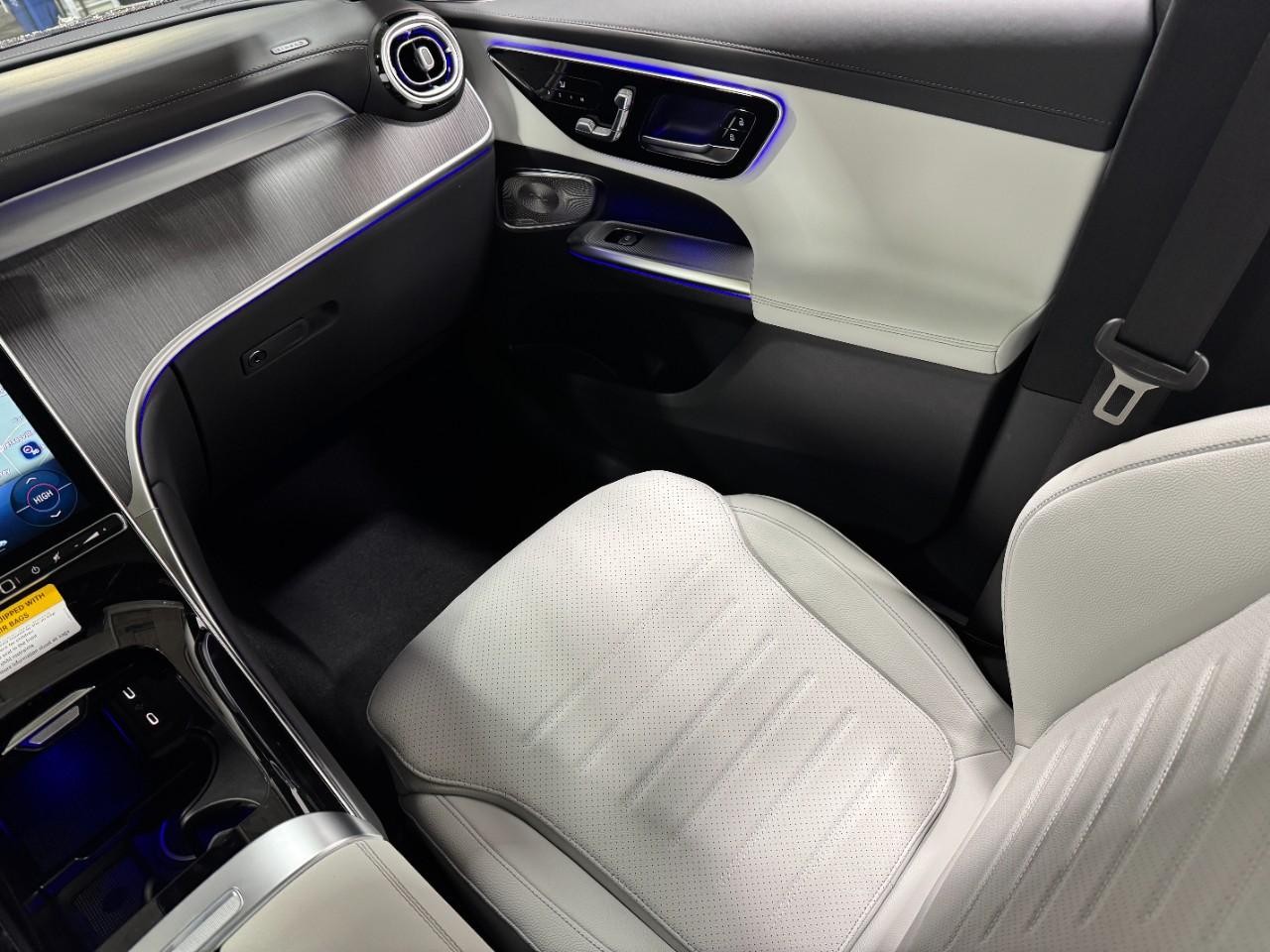 Mercedes-Benz GLC Vehicle Full-screen Gallery Image 15