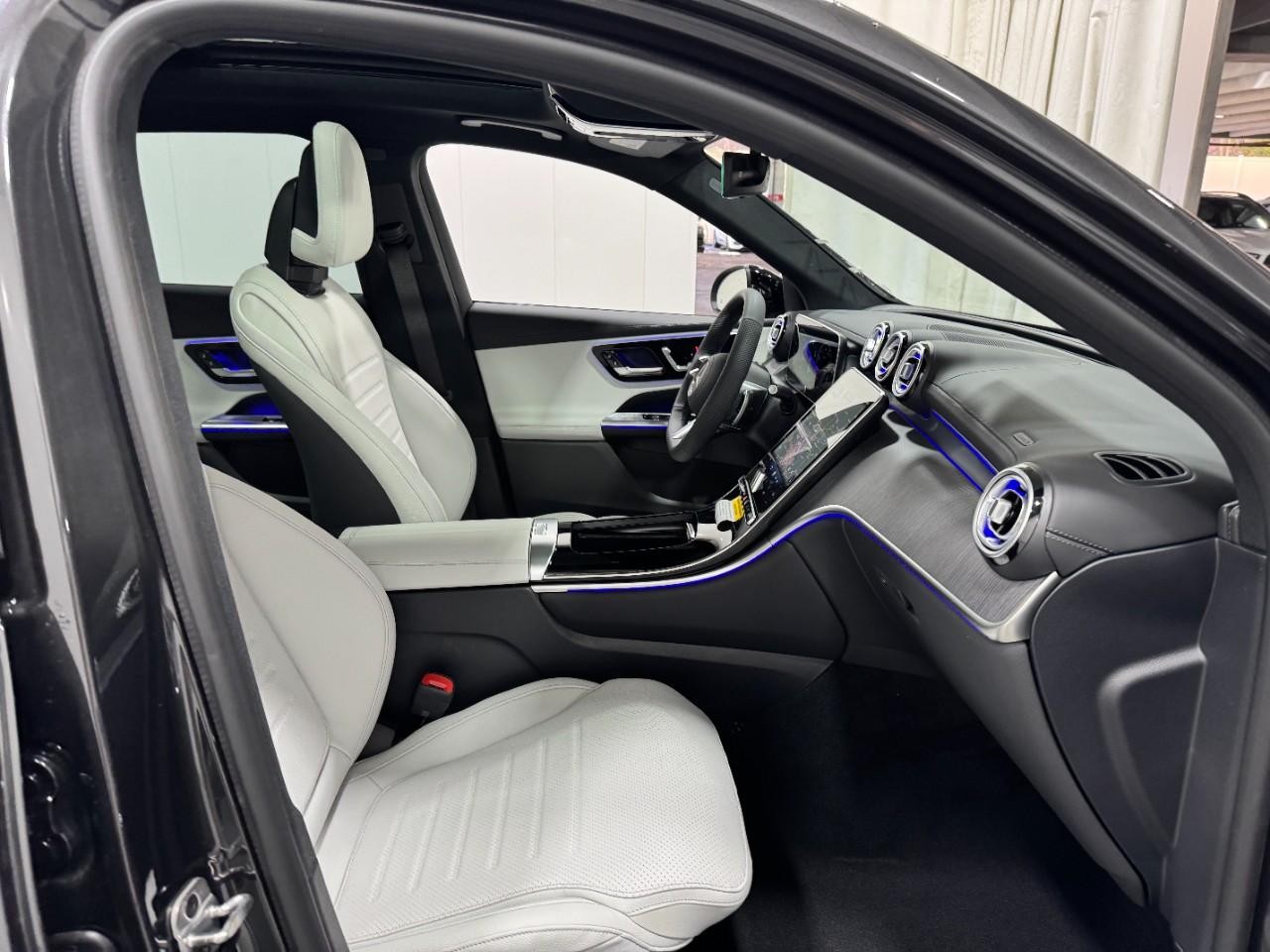 Mercedes-Benz GLC Vehicle Full-screen Gallery Image 16