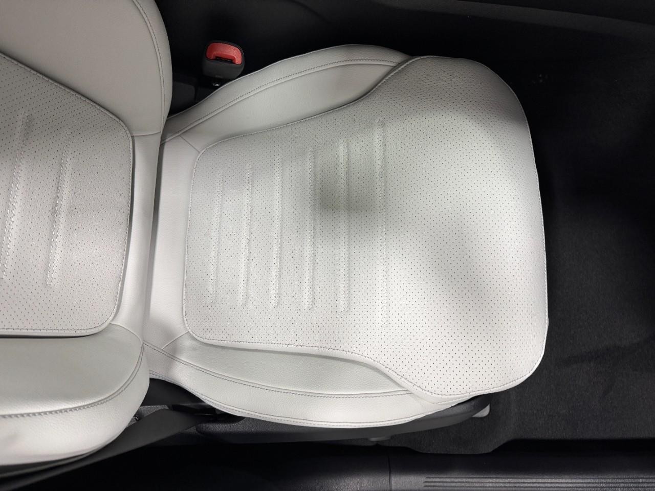 Mercedes-Benz GLC Vehicle Full-screen Gallery Image 17