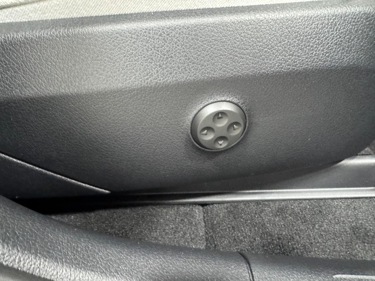 Mercedes-Benz GLC Vehicle Full-screen Gallery Image 18