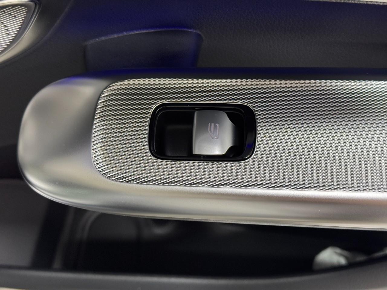 Mercedes-Benz GLC Vehicle Full-screen Gallery Image 21