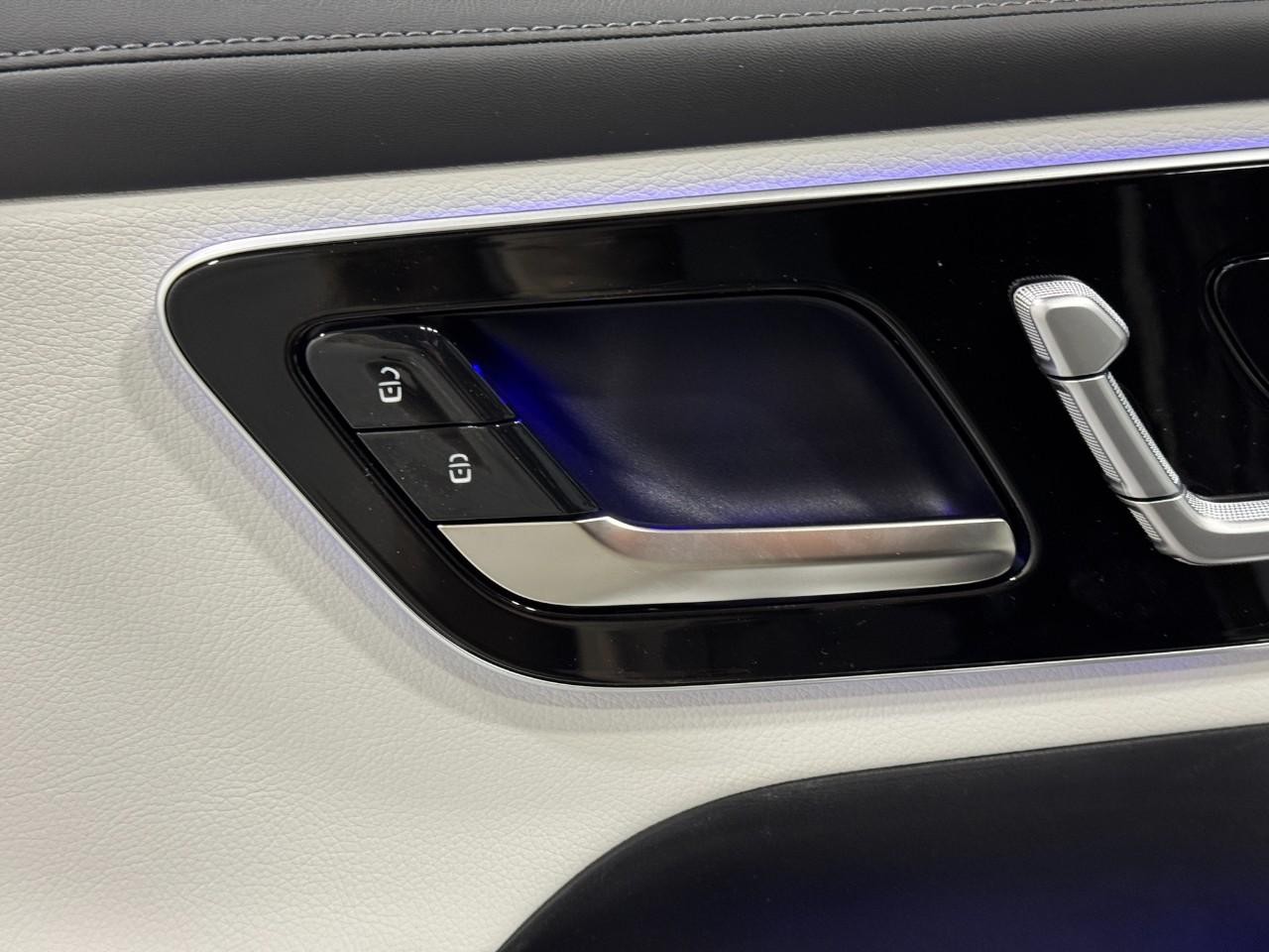 Mercedes-Benz GLC Vehicle Full-screen Gallery Image 23