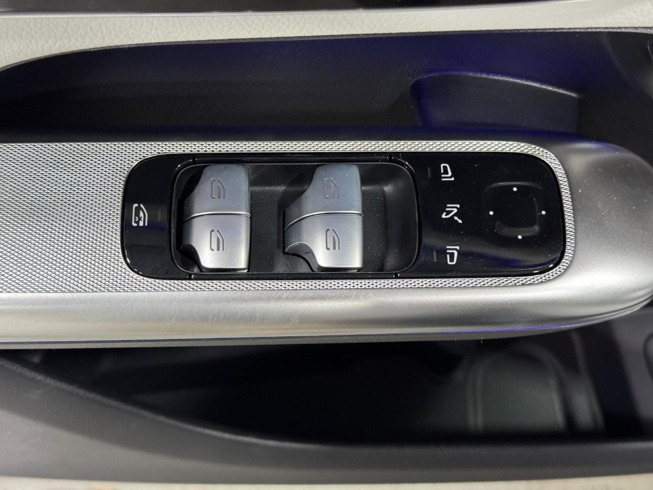 Mercedes-Benz GLC Vehicle Full-screen Gallery Image 24