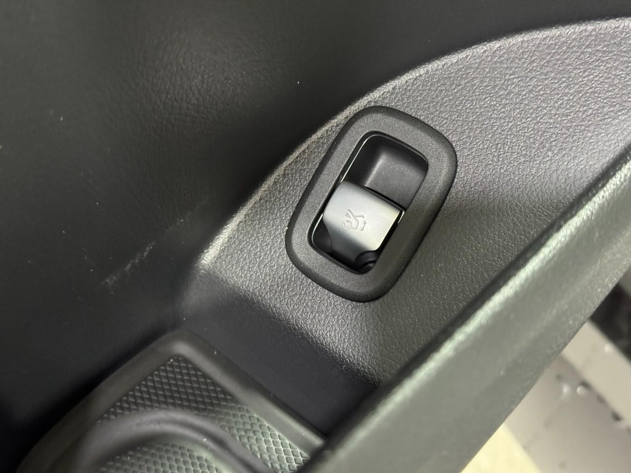 Mercedes-Benz GLC Vehicle Full-screen Gallery Image 26