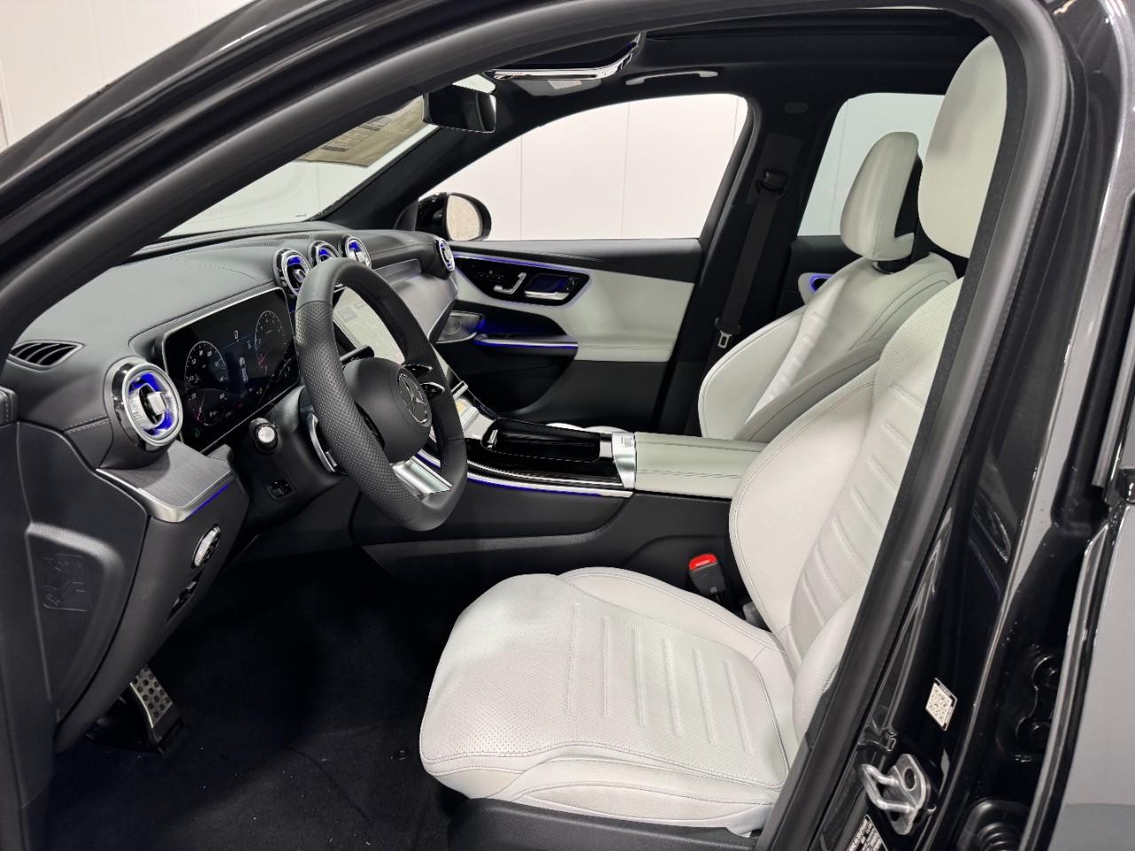 Mercedes-Benz GLC Vehicle Full-screen Gallery Image 27